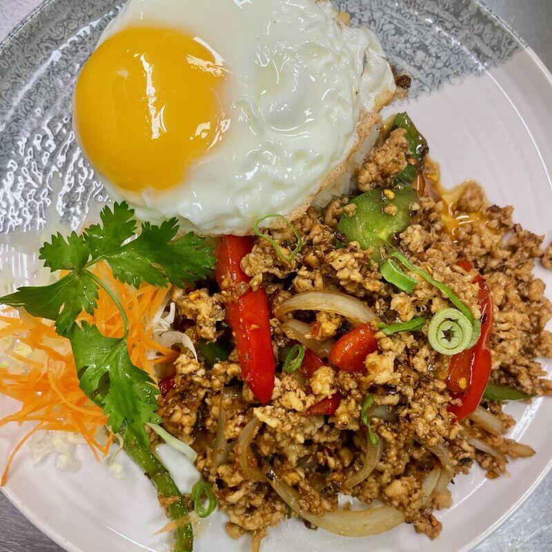 Pad kra pao gai (chicken)